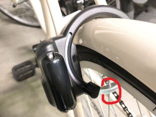 Close-up showing where a wheel spoke can catch on the lock ring, circled in red